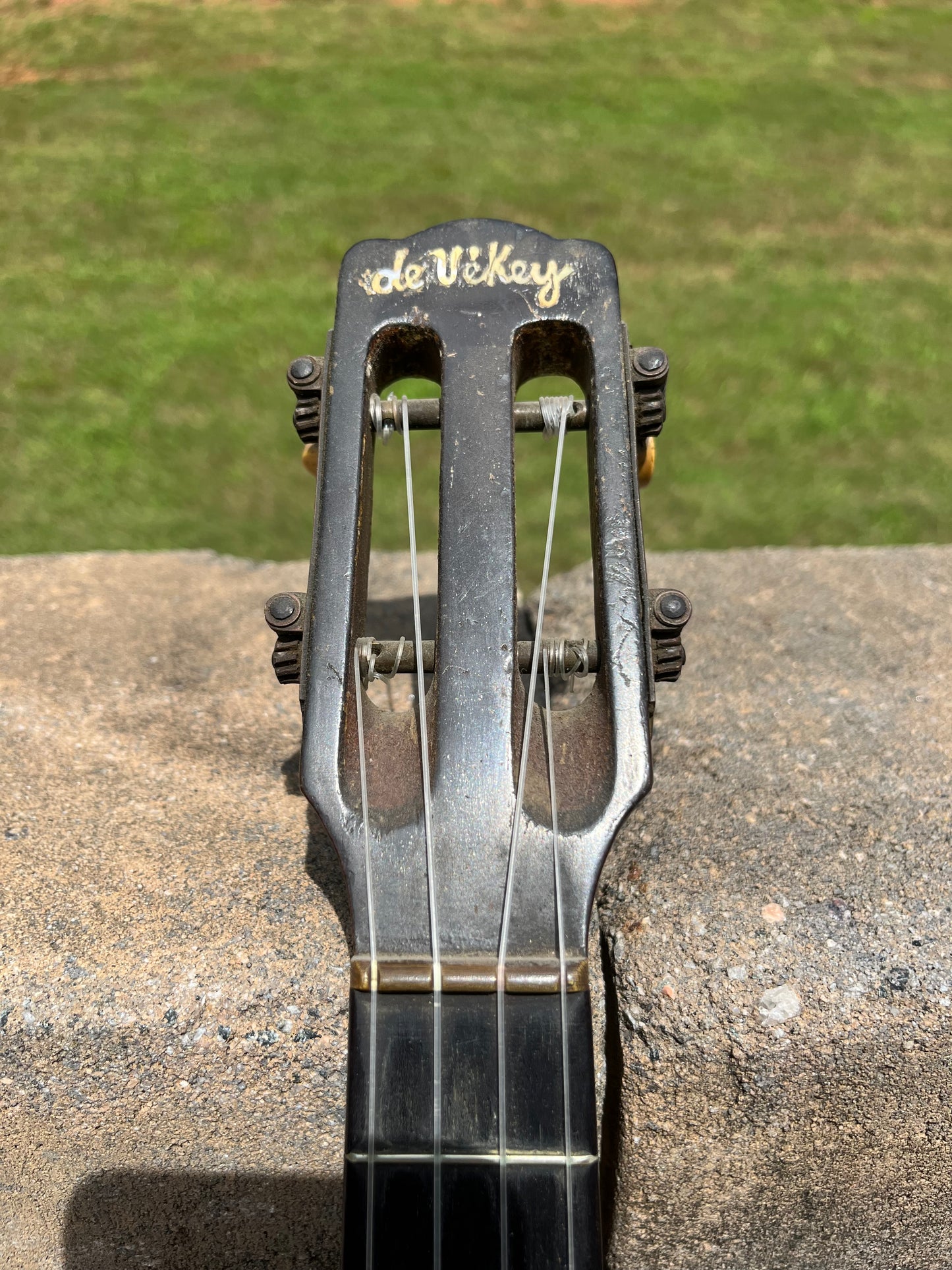 Vintage De-VeKey Style 4 Ukulele