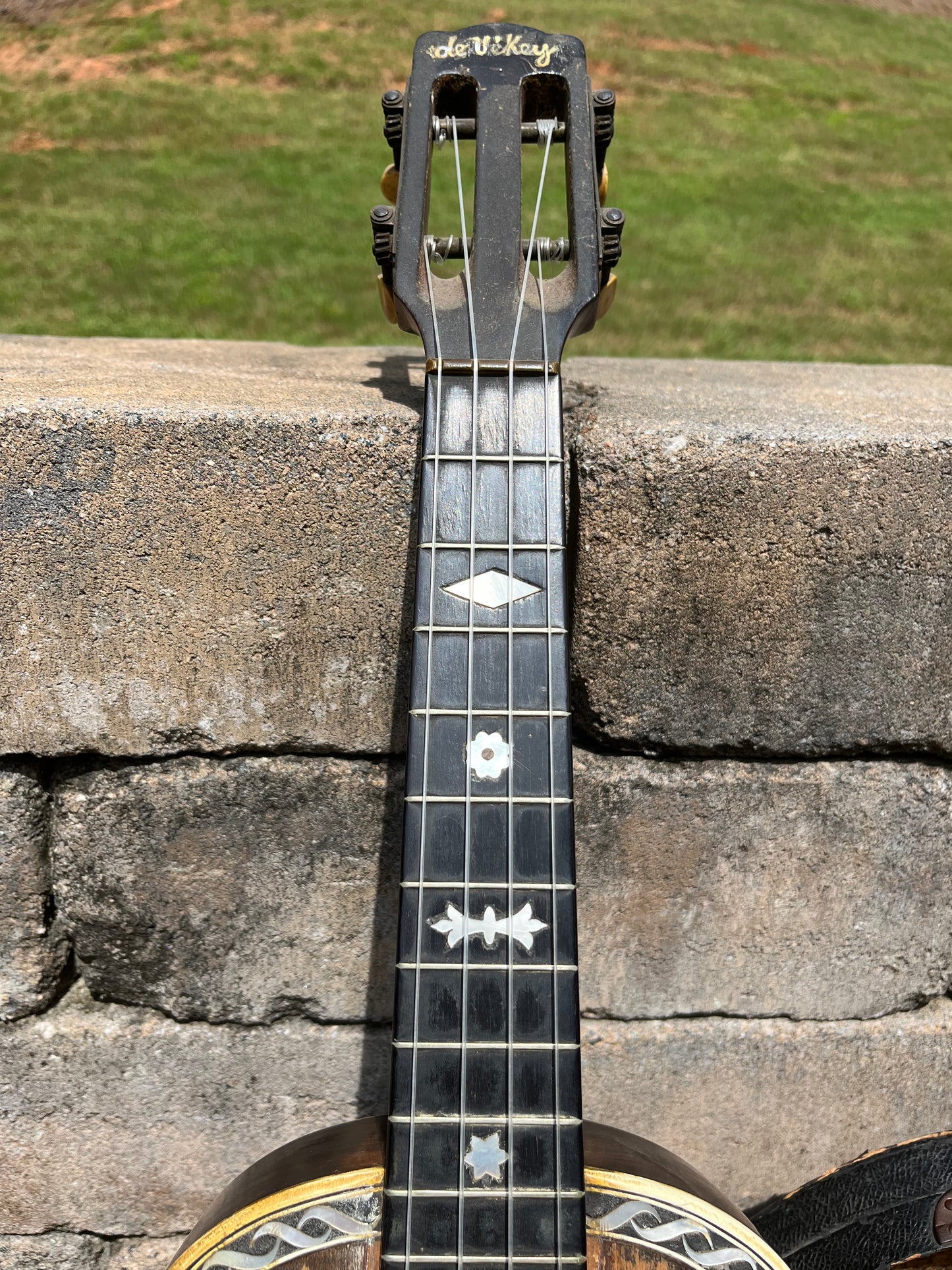 Vintage De-VeKey Style 4 Ukulele