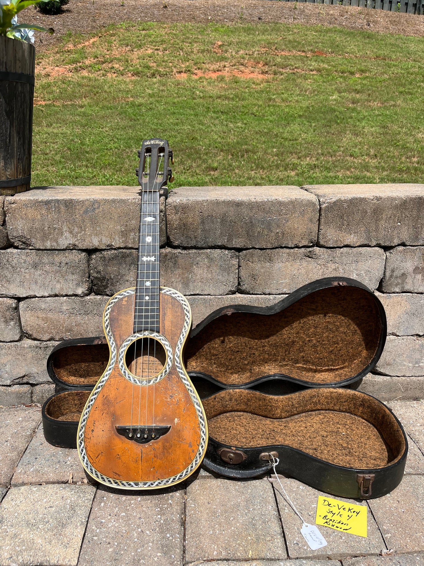Vintage De-VeKey Style 4 Ukulele