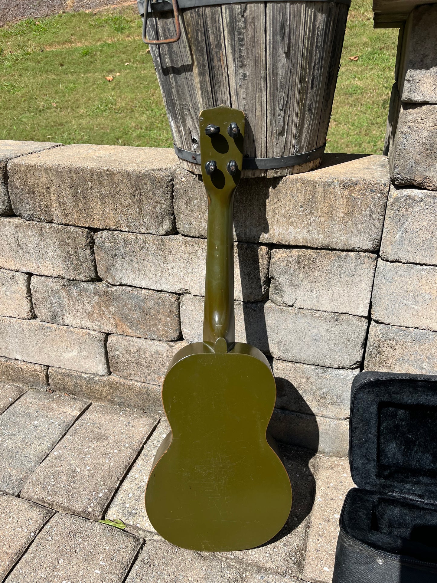 Vintage Regal Concert Green Ukulele
